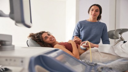 שתי נשים צופות יחד בתמונת אולטרסאונד של ההריון בזמן שבוע 15 רגע מרגש בתחילת ההריון כשהעובר ממשיך להתפתח והקשר מתחזק