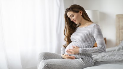 שבוע 32 להריון – אישה הרה מתבוננת קדימה, חושבת על הלידה הקרבה והתינוק שיגיע